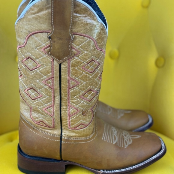 Longhorn Tan Heeled Western Boots with Square Toe and Stitched Pattern Size 24 - Picture 3 of 13